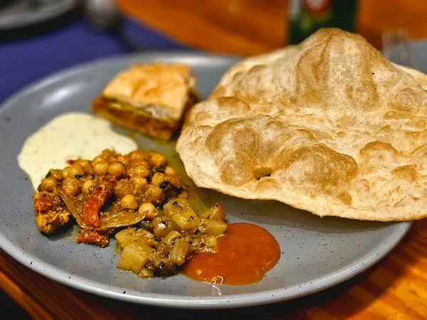 Restaurants, cafes & cloud kitchens: an example of the kind of business Grokar is built for